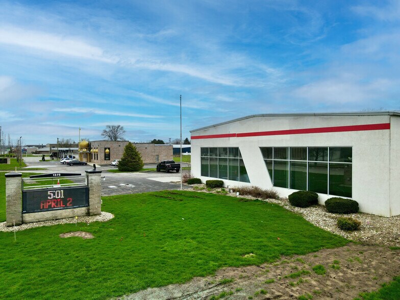 1575 N Bendix Dr, South Bend, IN à vendre - Photo du bâtiment - Image 2 de 14