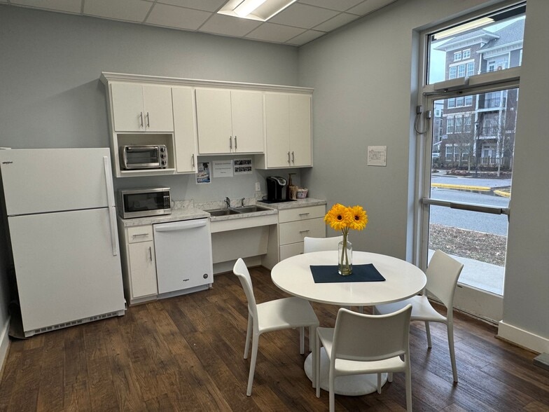 221 Stonebridge Plaza Ave, North Chesterfield, VA à vendre - Photo du bâtiment - Image 3 de 13