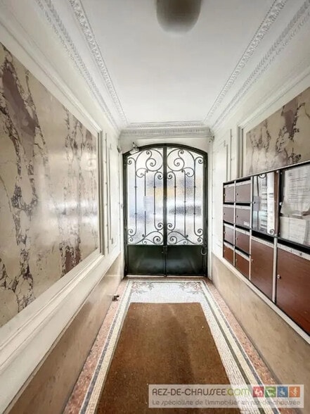 Multifamily in Paris for sale - Building Photo - Image 1 of 9