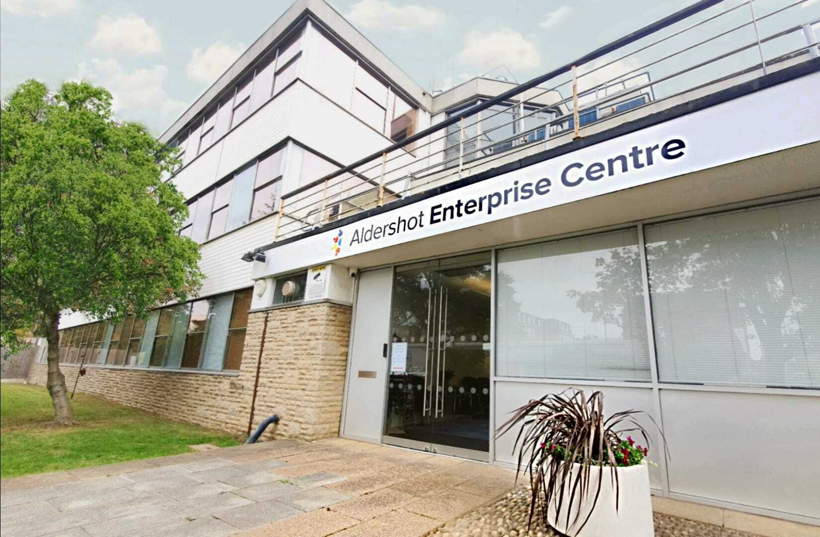 14-43 Victoria Rd, Aldershot for lease Primary Photo- Image 1 of 3