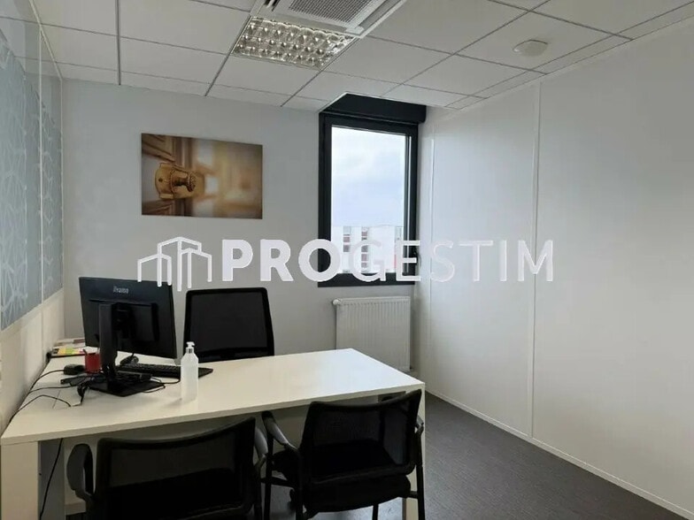 Office in Dijon for lease - Building Photo - Image 3 of 12