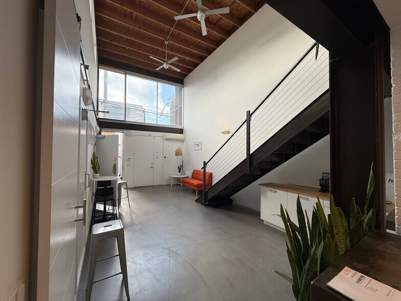 1322 Innes Pl, Venice, CA à louer - Photo du bâtiment - Image 3 de 61