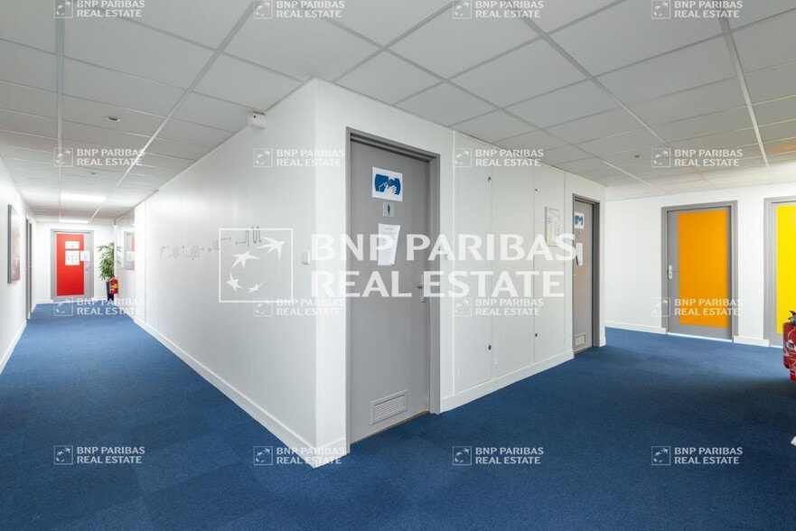 1 Place Charles De Gaulle, Montigny-le-Bretonneux for sale - Interior Photo - Image 2 of 10