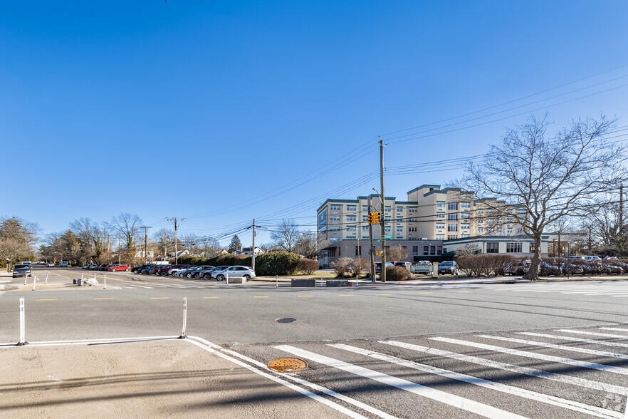 5515 Little Neck Pky, Little Neck, NY for lease - Building Photo - Image 2 of 4