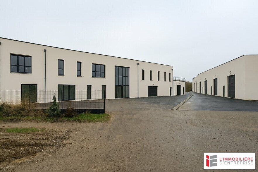 Bureau dans Noyal-Châtillon-sur-Seiche à louer - Photo du bâtiment - Image 1 de 7
