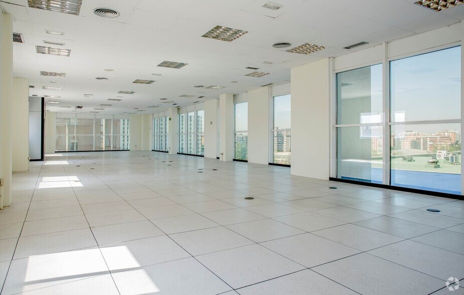 Office in Madrid, Madrid for sale - Building Photo - Image 2 of 6