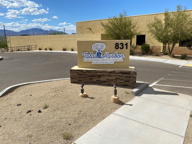831 Landon Dr, Bullhead City, AZ à louer - Photo du bâtiment - Image 2 de 3