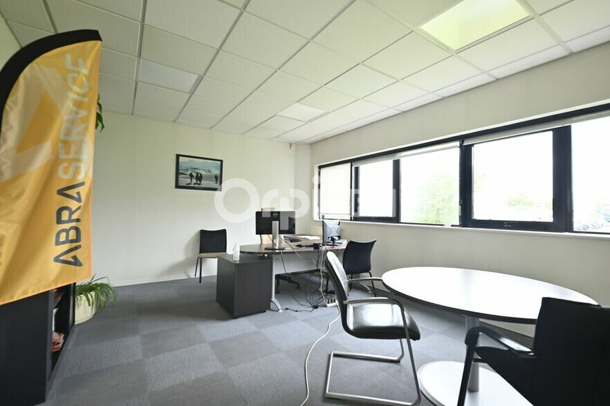2 Rue Jean-Baptiste Perrin, Saint-Marcel for lease - Interior Photo - Image 2 of 5