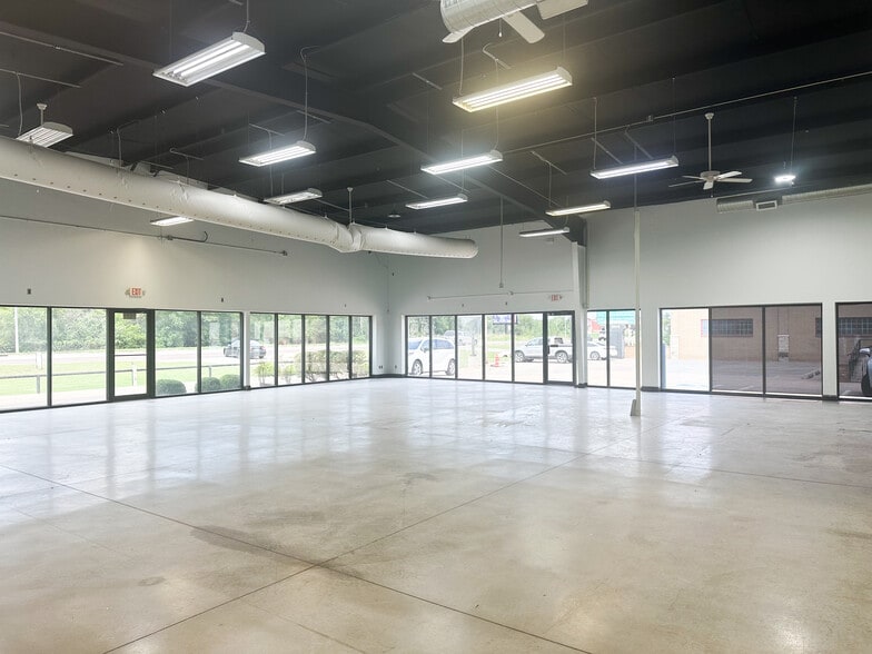 2412 S Douglas Blvd, Oklahoma City, OK for lease - Building Photo - Image 2 of 15