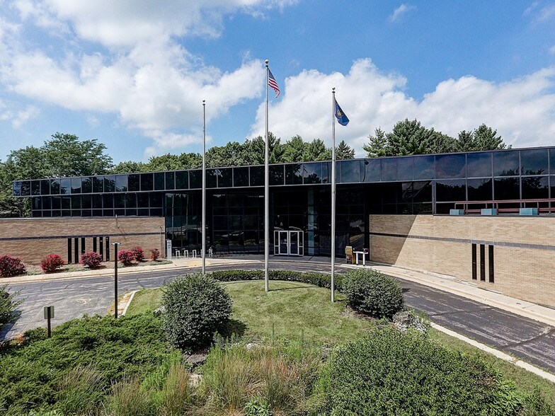 575 W Madison St, Waterloo, WI à louer - Photo du bâtiment - Image 2 de 27