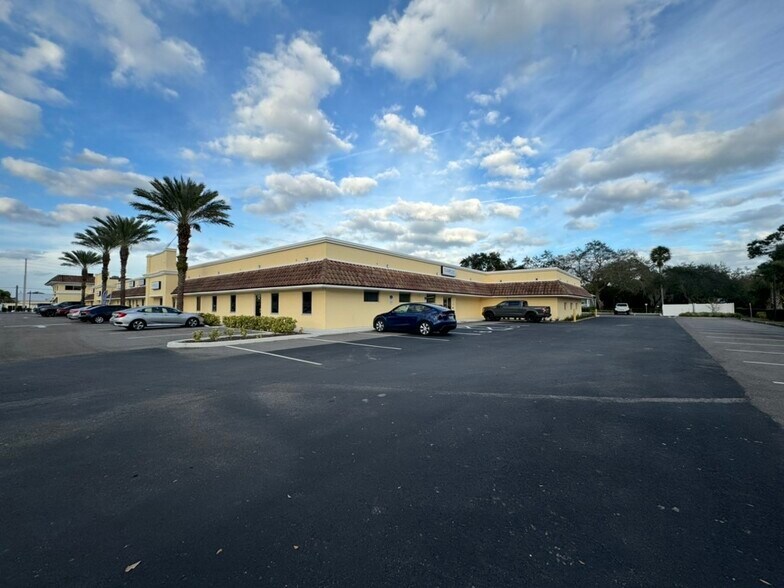 2225 S Babcock St, Melbourne, FL à louer - Photo du bâtiment - Image 3 de 3