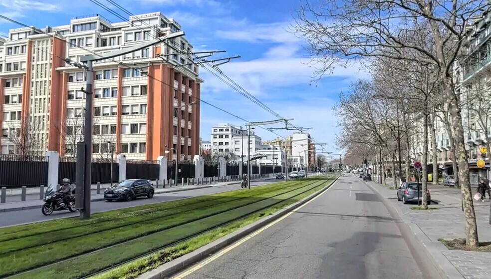 Retail in Paris for lease - Building Photo - Image 2 of 5