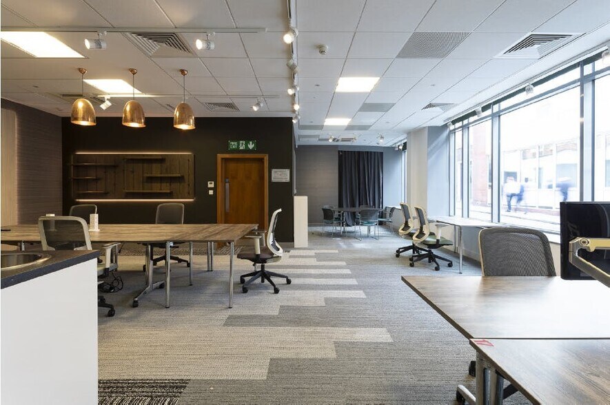 106-109 Saffron Hl, Londres à vendre - Photo du bâtiment - Image 2 de 5