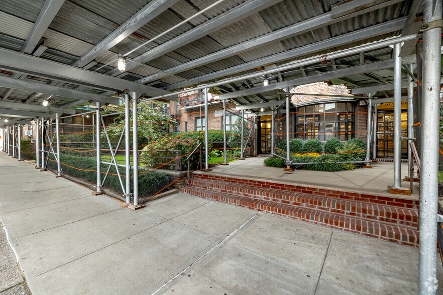 98120 Queens Blvd, Rego Park, NY for sale - Building Photo - Image 2 of 97