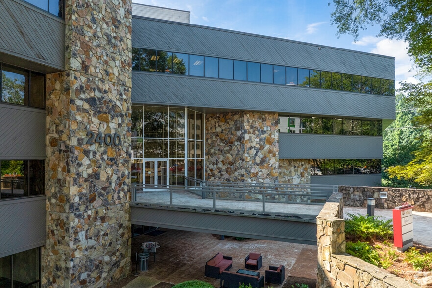 2400 Lake Park Dr SE, Smyrna, GA for lease - Primary Photo - Image 1 of 5