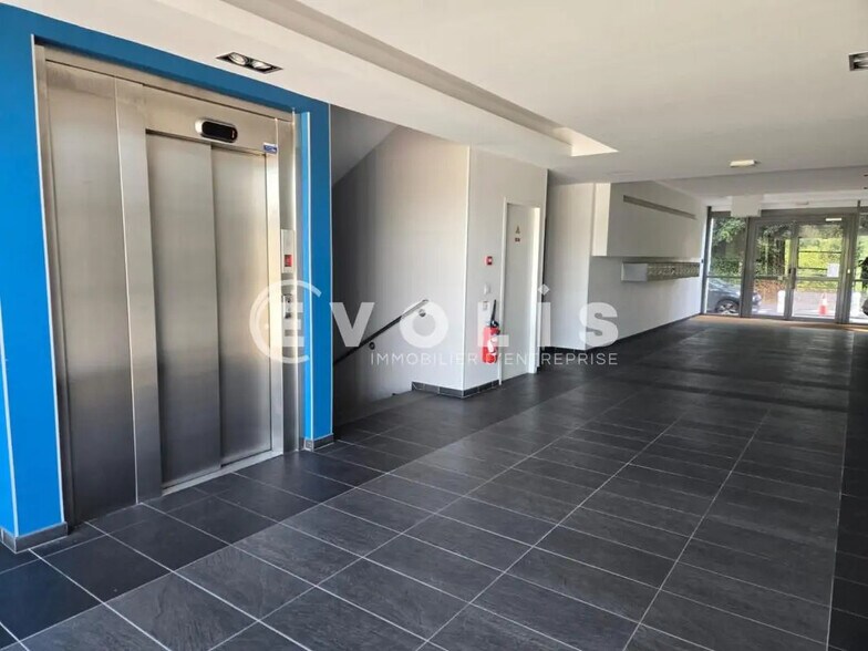 Bureau dans Orsay à louer - Hall d’entrée - Image 2 de 9