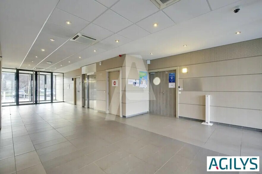 Bureau dans Saclay à louer - Hall d’entrée - Image 2 de 12