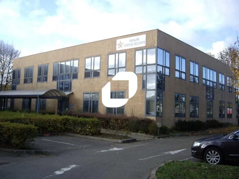 Flex in Montigny-le-Bretonneux for sale - Building Photo - Image 1 of 8