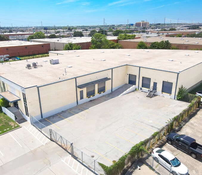 1241-1243 Majesty Dr, Dallas, TX for lease - Building Photo - Image 3 of 13