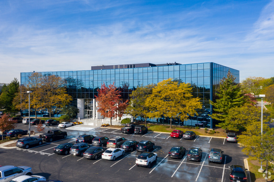 650 E Algonquin Rd, Schaumburg, IL for lease - Primary Photo - Image 1 of 35