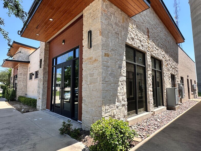 6855 Communications Pky, Plano, TX à vendre - Photo du bâtiment - Image 3 de 5