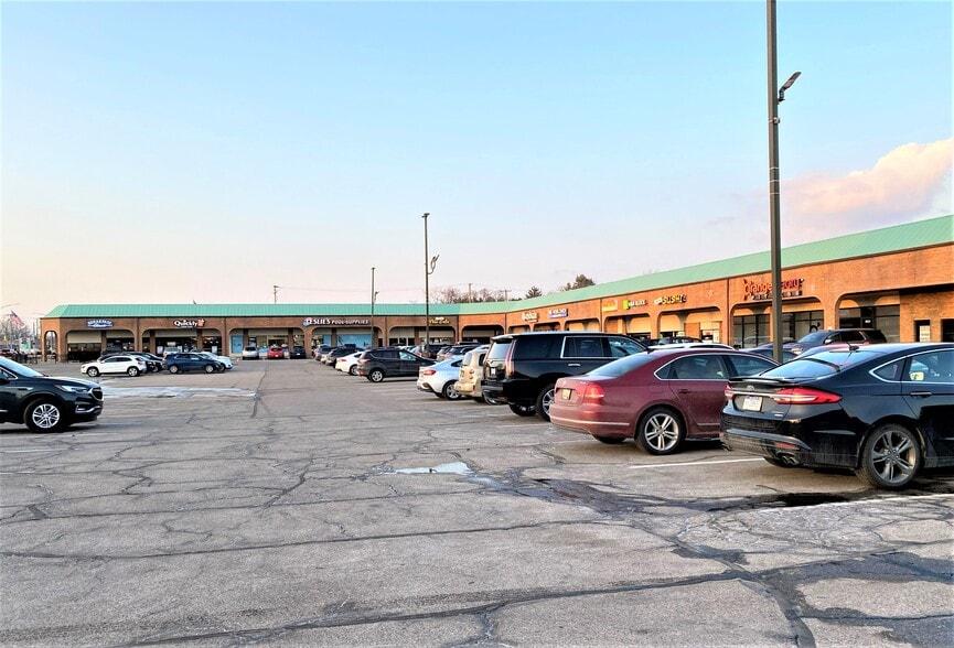 3614-3674 Rochester Rd, Troy, MI à louer - Photo du bâtiment - Image 2 de 8