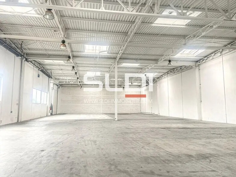 Flex in Saint-Priest for lease - Interior Photo - Image 3 of 5