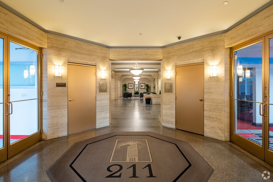 211 W Wacker Dr, Chicago, IL for sale - Lobby - Image 3 of 10