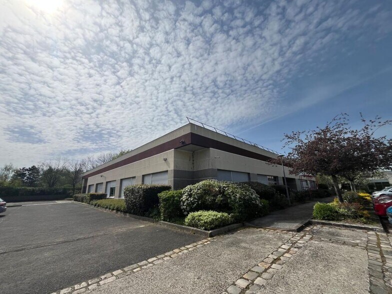 Flex in Trappes for lease - Building Photo - Image 3 of 8