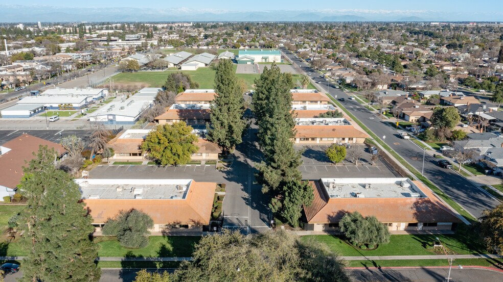 4844 N 1st St, Fresno, CA à vendre - Photo du bâtiment - Image 2 de 6