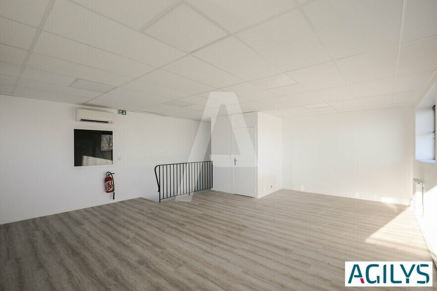 34 Route De Longjumeau, Chilly-Mazarin for lease - Interior Photo - Image 2 of 7
