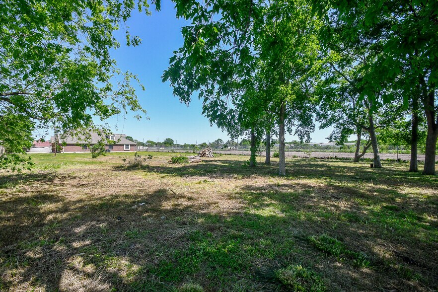 1411 1/2 Guadalupe St, Stafford, TX à vendre - Photo du bâtiment - Image 2 de 18