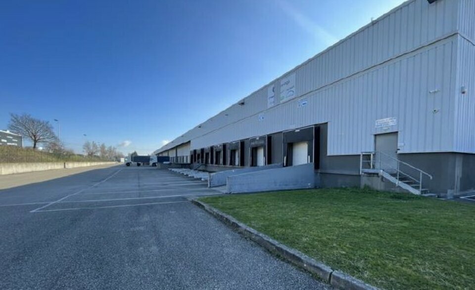 Local d'activités dans Saint-Quentin-Fallavier à vendre - Photo du bâtiment - Image 2 de 9