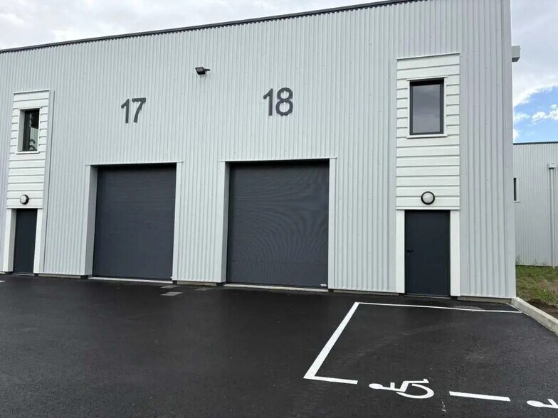 Flex in Saint-Germain-Nuelles for lease - Building Photo - Image 1 of 11