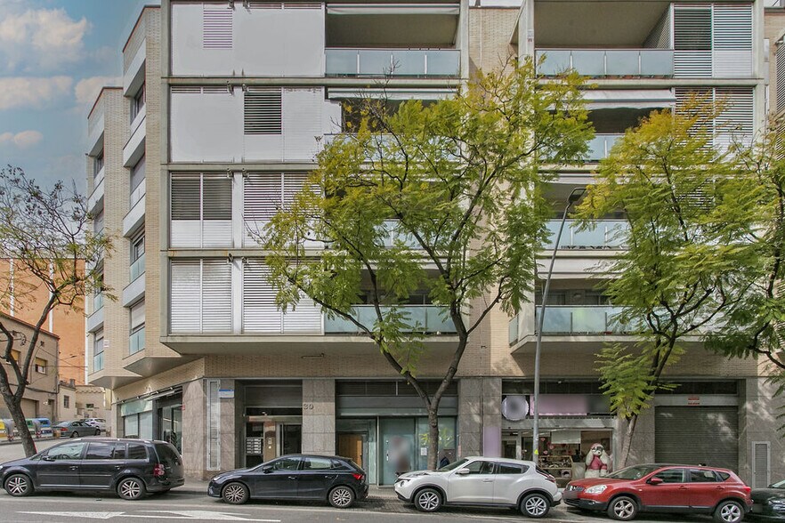 Immeuble residentiel dans Sant Boi de Llobregat, Barcelona à vendre - Photo du bâtiment - Image 2 de 3