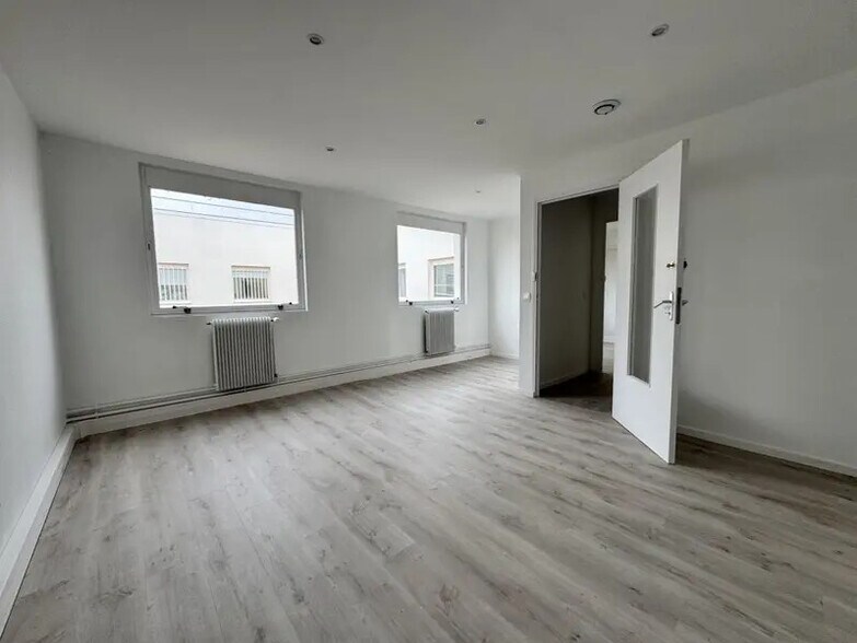 Office in Osny for lease - Interior Photo - Image 1 of 10