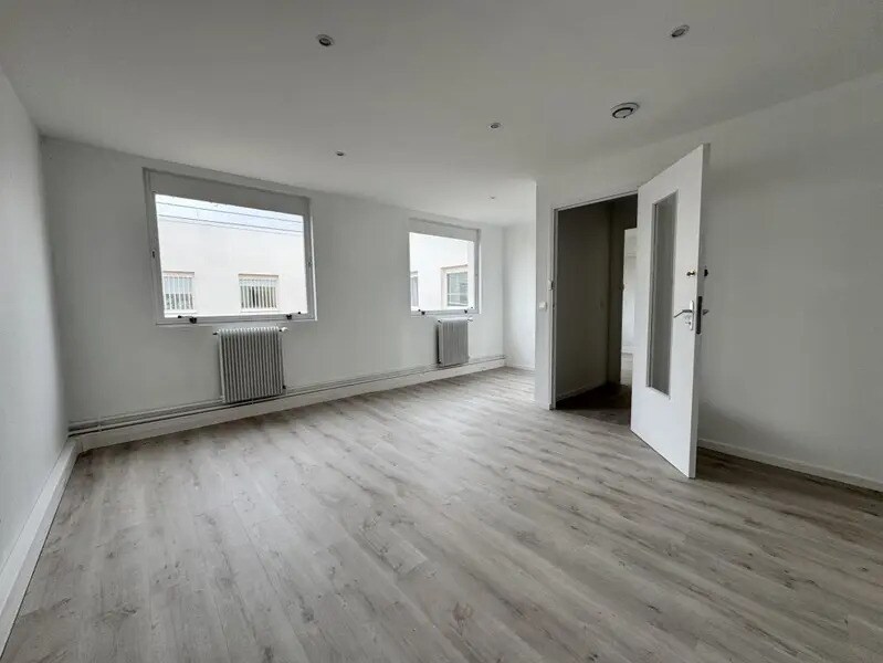 Office in Osny for lease Interior Photo- Image 1 of 11