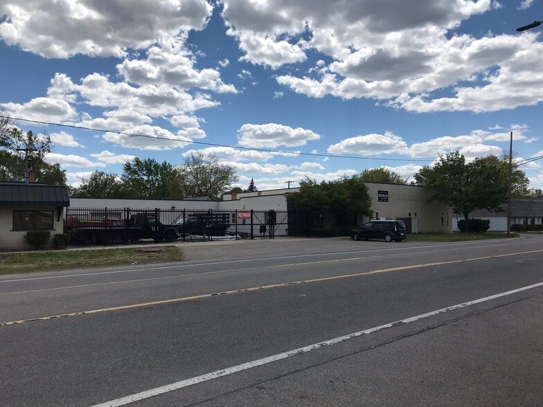 26835 W 7 Mile Rd, Redford Township, MI for sale - Building Photo - Image 1 of 1
