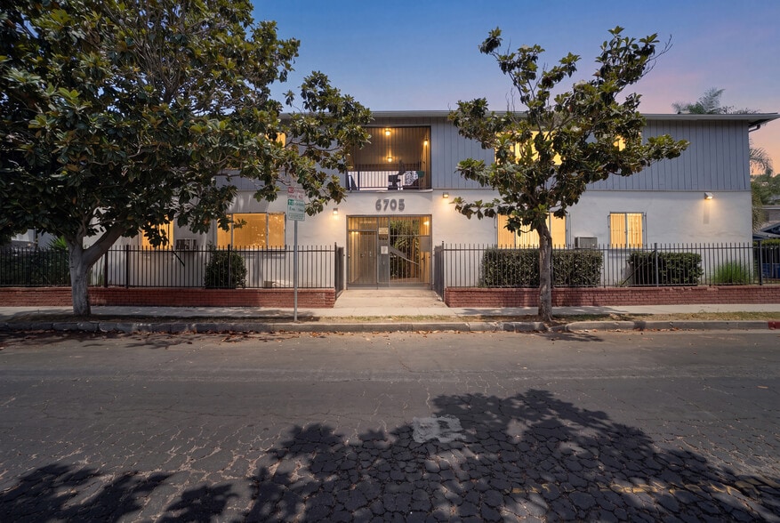6705 De Longpre Ave, Los Angeles, CA for sale - Building Photo - Image 1 of 33