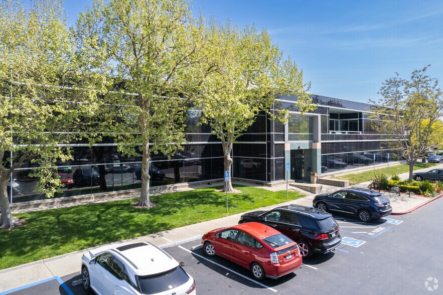 5924 Stoneridge Dr, Pleasanton, CA à louer - Photo du bâtiment - Image 2 de 9