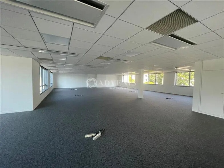 Office in Saint-Denis for lease - Building Photo - Image 3 of 10