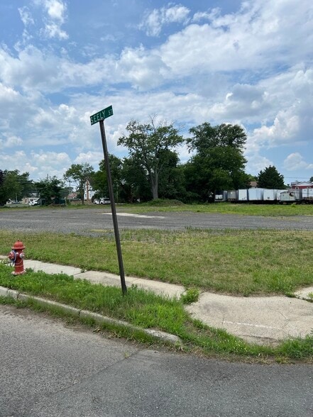 Railroad Ave, Belford, NJ à louer - Photo du bâtiment - Image 3 de 4