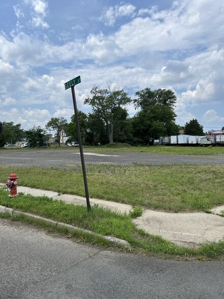 Railroad Ave, Belford, NJ à louer - Photo du bâtiment - Image 2 de 3