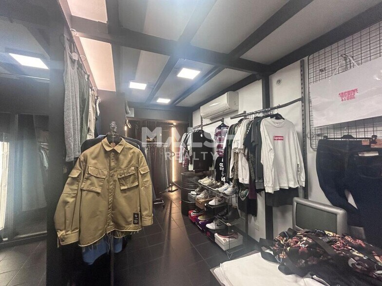 Retail in Lyon for lease - Interior Photo - Image 1 of 5