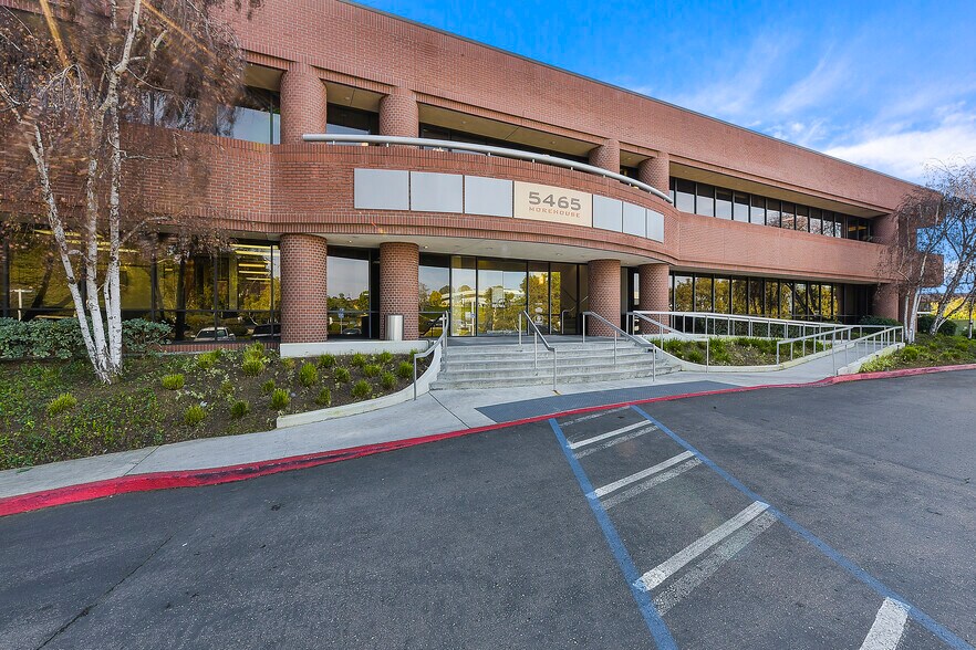 5465 Morehouse Dr, San Diego, CA à louer - Photo du bâtiment - Image 3 de 11