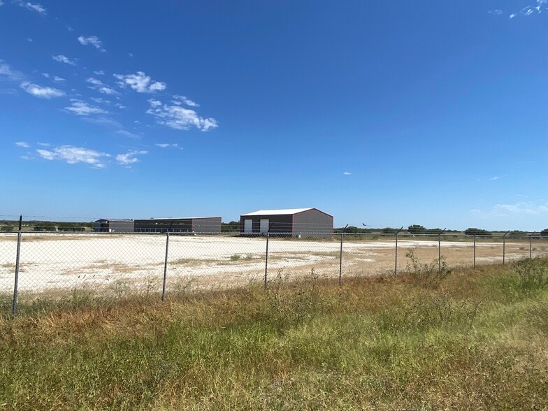 3248 N. Hwy Frontage Rd., Three Rivers, TX for lease - Primary Photo - Image 1 of 11
