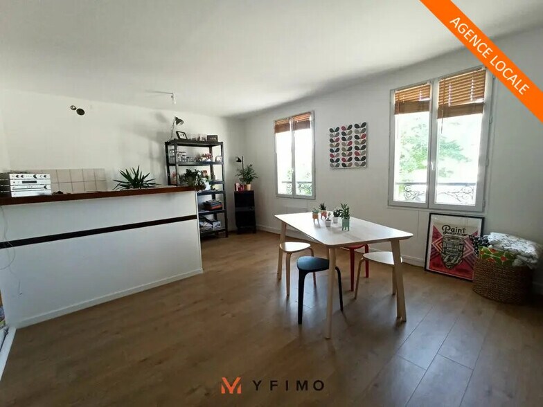 Office in Poissy for lease - Building Photo - Image 1 of 5