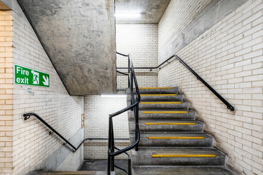 8 Andrews Rd, Londres à louer - Photo intérieure - Image 3 de 8