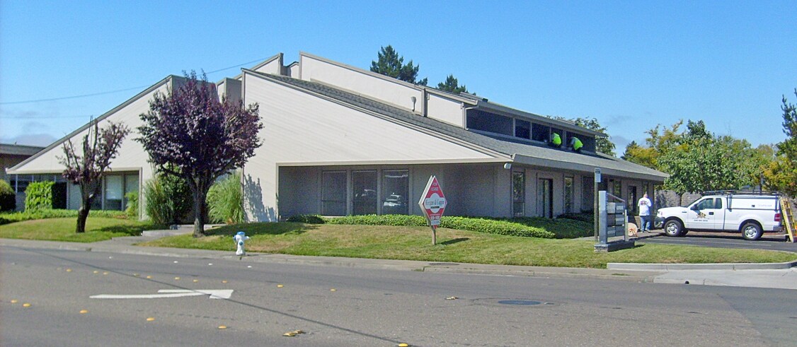 2425 Cleveland Ave, Santa Rosa, CA à louer Photo du bâtiment- Image 1 de 2