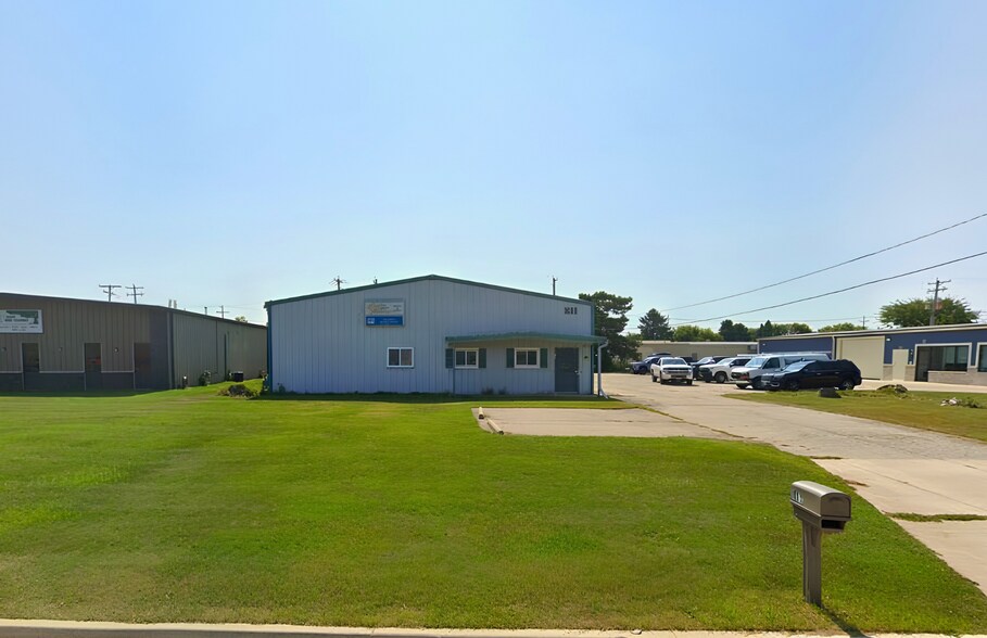 811 W College Ave, Waukesha, WI à vendre - Photo du bâtiment - Image 2 de 2